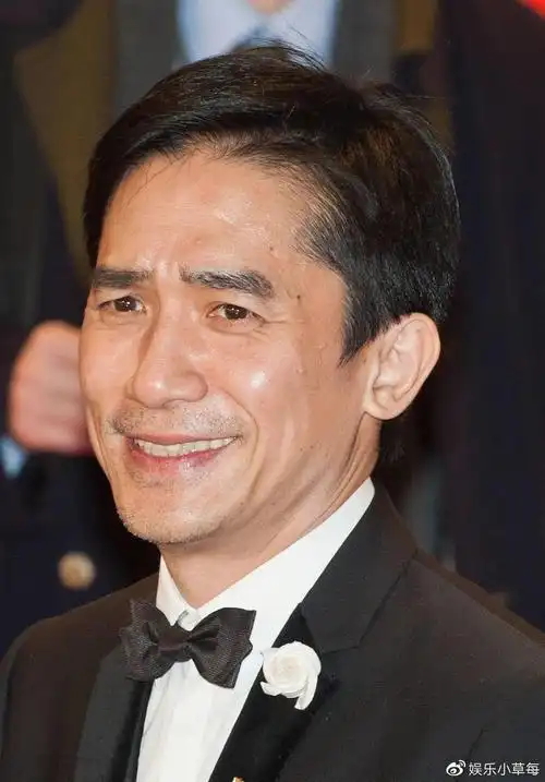 58岁梁朝伟近照曝光显沧桑身形消瘦皱纹明显仍被赞有魅力