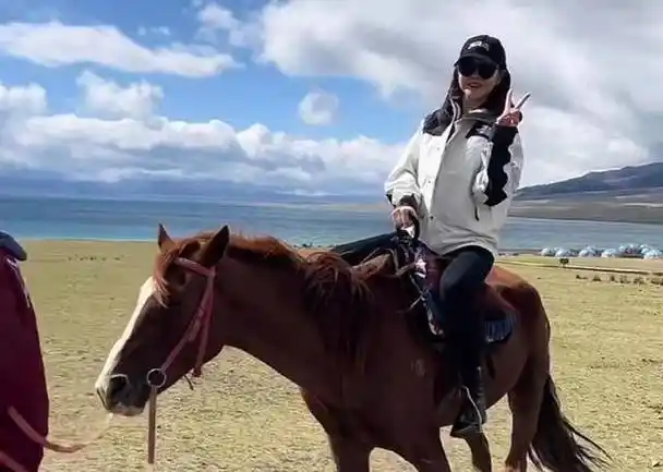 胡明轩妈妈新疆骑马!