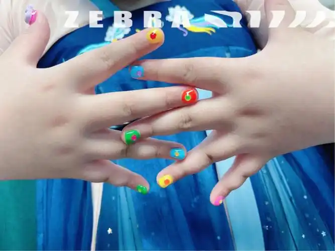 再次引爆吧儿童美甲荧光色迪斯尼美甲