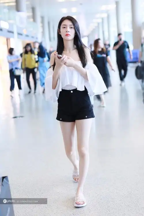 火箭少女101傅菁提前获赠七夕节表白玫瑰花 满心欢心照镜子时刻保持