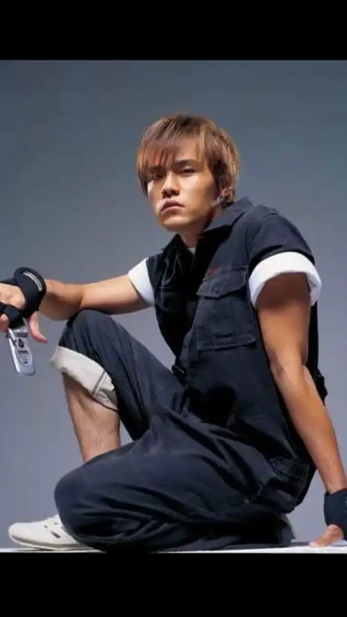 20年前的今天,周杰伦出道了,你还记得他年轻时的模样吗?