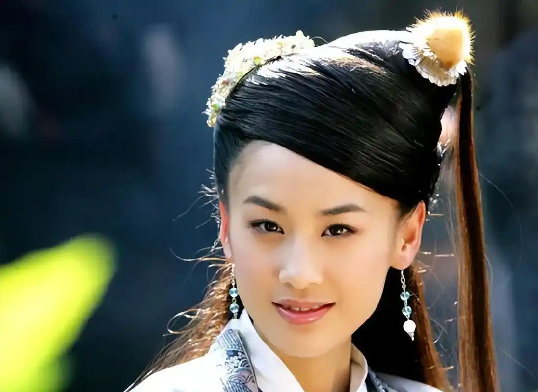 黄圣依:贵妃角色的突破 黄圣依在古装剧《岁岁青莲》中扮演贵妃慕海瑶