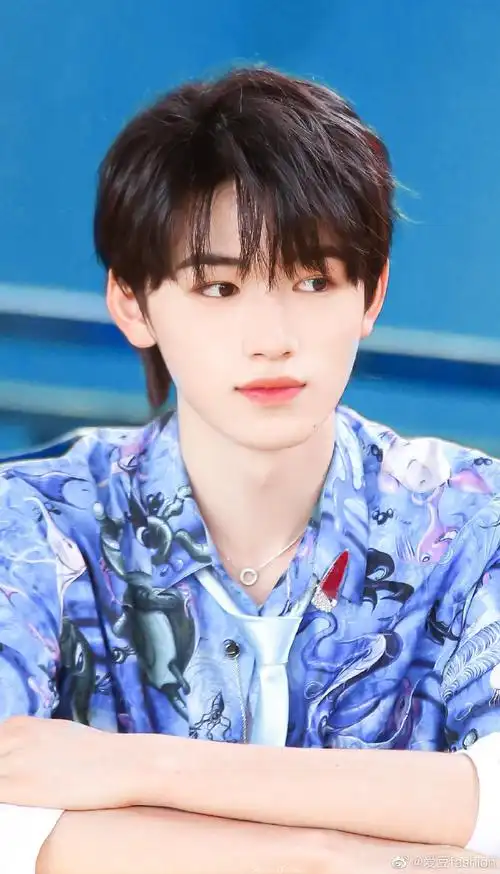 宋亚轩 治愈笑颜#宋亚轩夏日少年派最新剧照蓝色爱心针织穿搭的兴宋