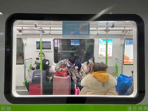 武汉重启|地铁"复跑":上车前后扫两次码,车厢配安全员
