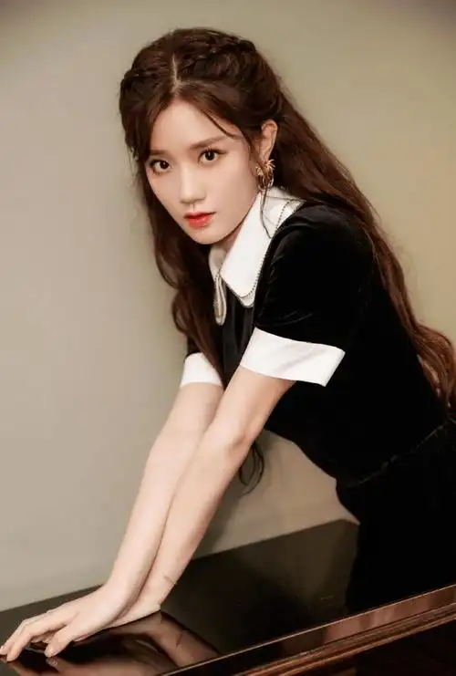 陈意涵最新时尚大片娃娃领连衣裙俏皮灵动