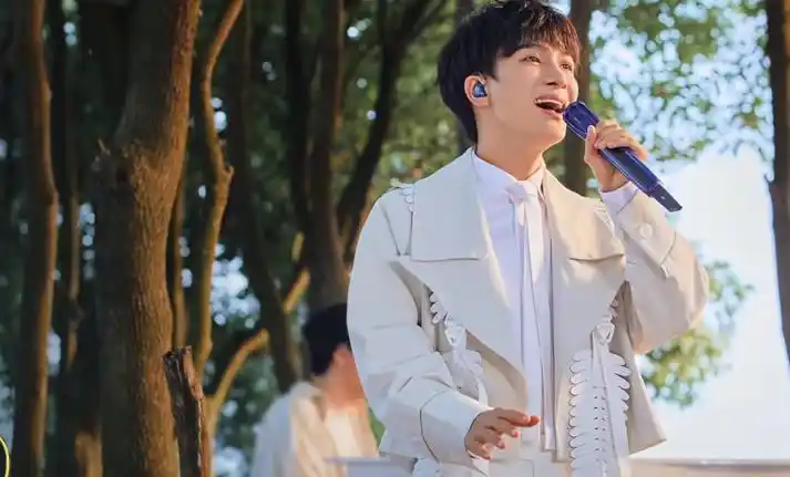 毕业歌会,周深连唱两首金曲,阅读量达2.4亿,再次霸榜微博热搜插图9