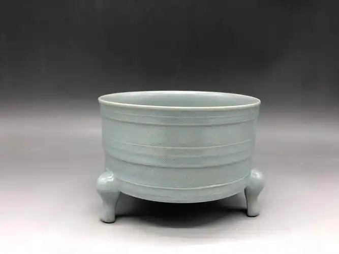 宋·汝窑天青釉弦纹三足奁