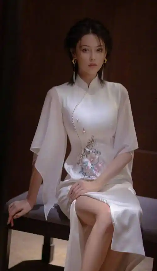 张馨予更多的存在感来源于电视剧的古装剧集,她的古装扮相非常美,尤其