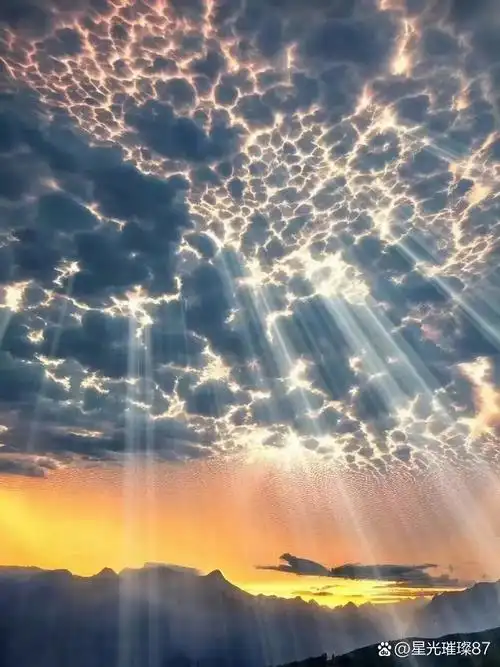 7815 天空之城,云朵之帽 97  中央的云朵犹如一顶巨大的帽子