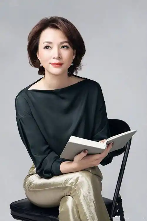 董卿年轻时候的照片被曝光,网友高呼这颜值不当演员可惜了