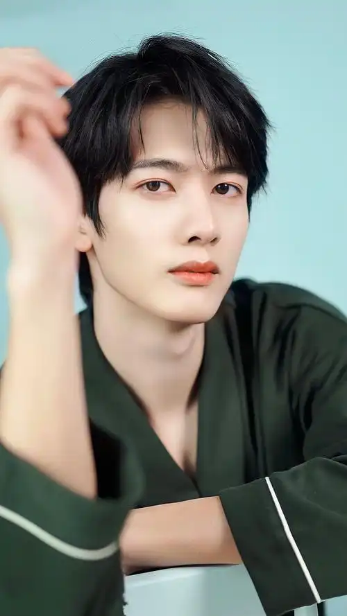 甘望星真是越来越有那气质了,今天的更新看到了颜值还是非常.