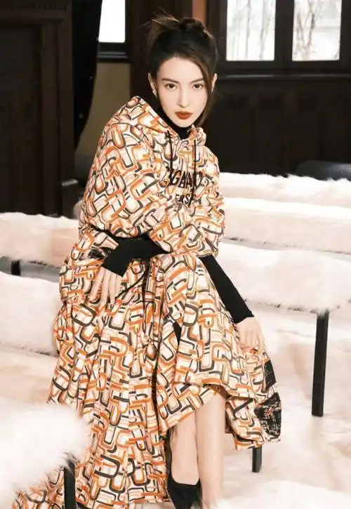 原创真服了金晨这么花的印花裙都能穿出时尚感眼神杀太撩了