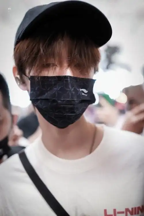 贺峻霖顺毛机场出发##贺峻霖香港出发机场图