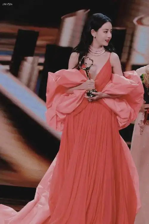 迪丽热巴超话79#迪丽热巴粉色吊带裙#230325 微博之夜96#迪丽热巴