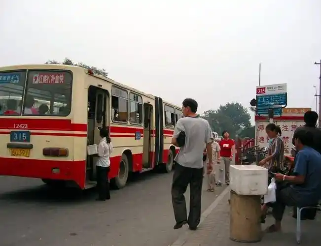 满街老款车的时代 2002年北京街景之二_家庭_出租车_线路