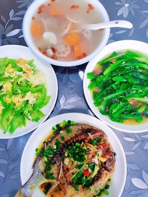 三菜一汤葱油海鲫排骨山药莲藕汤