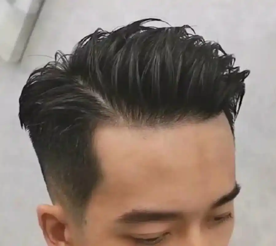 侧背头: 留侧背的人一般都比较有品味,这款发型挑人,显成熟.