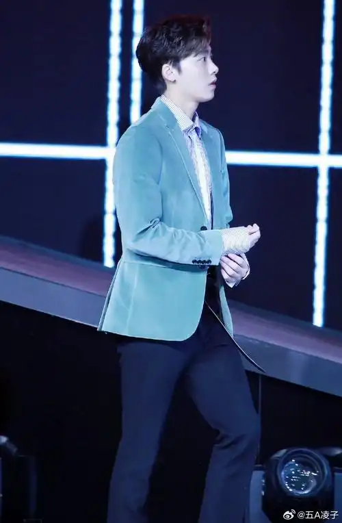 🌈🌈🌈李易峰着豆沙绿色西装 出席盛典颁奖晚会  360°无死角的