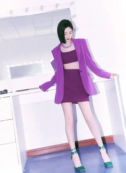 毛晓彤抹胸装短裙大长腿性感写真_短裙_写真_毛晓彤