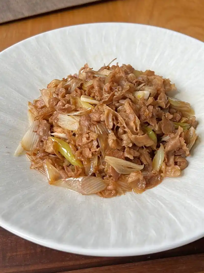 下班快速吃饭——懒人葱爆羊肉卷 用羊肉卷可以省去处理肉的过程,配上