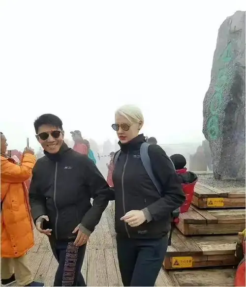 撒贝宁全家登山,老婆长腿抢镜,混血娃像妈