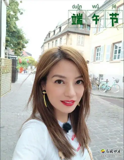 赵薇微博晒出自拍照庆祝端午节日:一头黄发,大眼红唇,十分精致美丽