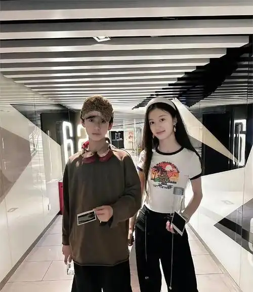 被王一博夸漂亮的小女孩裴佳欣,长大后颜值惊艳众人!