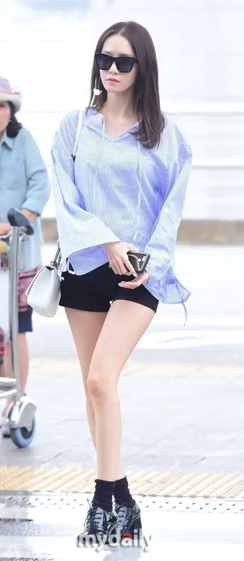 组图:少女时代允儿热裤秀细腿 大墨镜衬巴掌脸_高清图集_新浪网