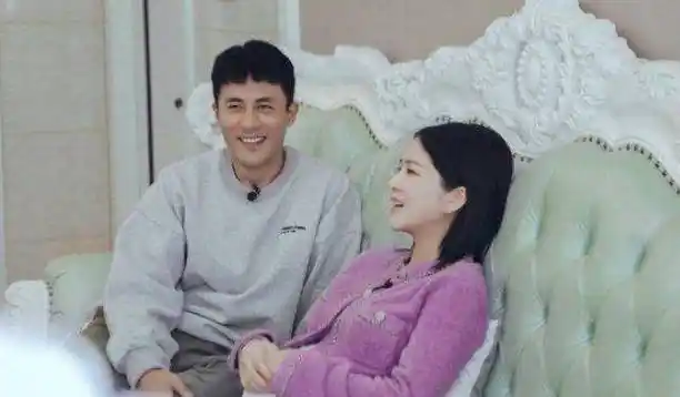 杜淳妻子王灿晒照自曝目前正母乳喂孩子婚后变节俭耳环8块钱