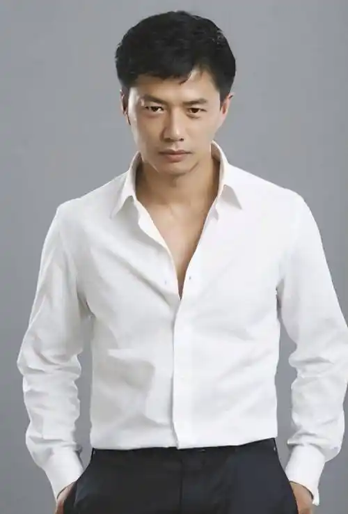 段奕宏:父亲撑起他的前途,如今功成名就他让母亲晚年充满欢笑