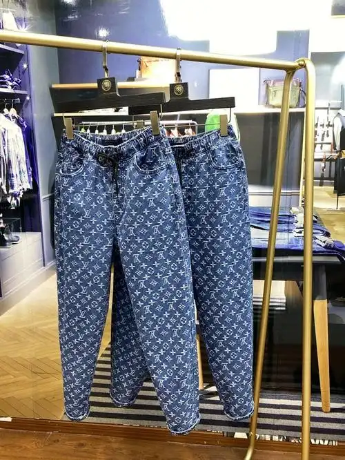 点此购买lv男女款涂鸦满印老花直筒牛仔裤莲157098