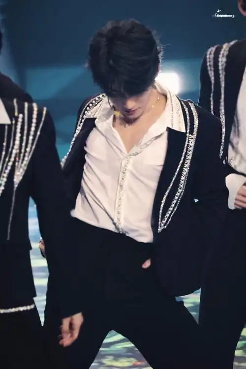 张真源超话indevilbeauty超话定制系列西装衬衫盛装出席#湖南卫视中秋