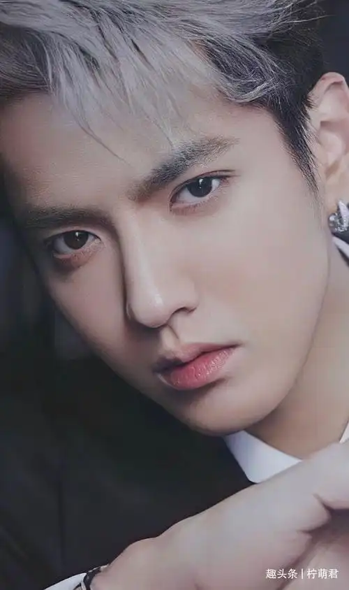 吴亦凡银发造型亮相太撩人,简直是撕漫男本人!