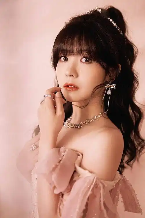 赖美云发布生日写真浪漫吸睛 穿粉色蝴蝶结露肩裙甜美公主风_唯美