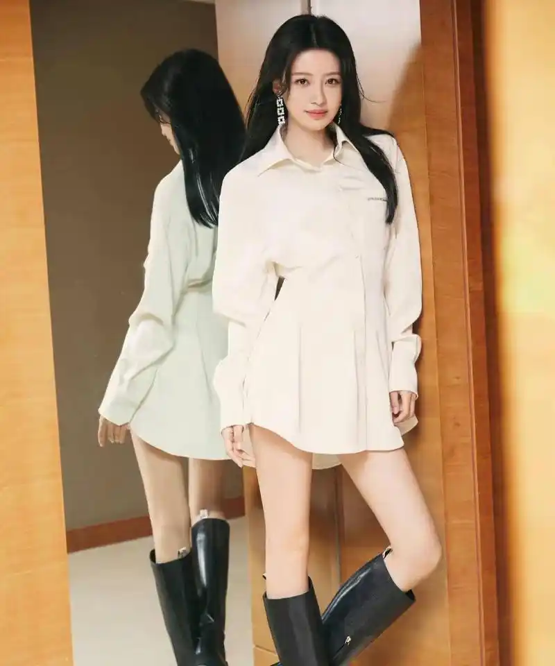 白色衬衫裙配黑长靴,文静又性感! #孙怡