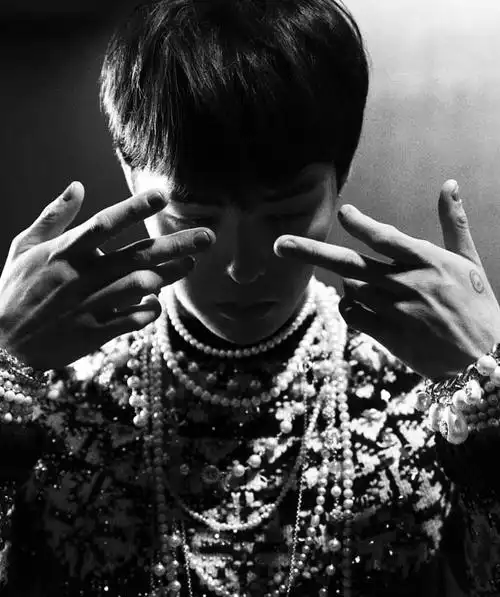 权志龙因"恋情"爆光照片违反新冠防疫守则,被网友举报