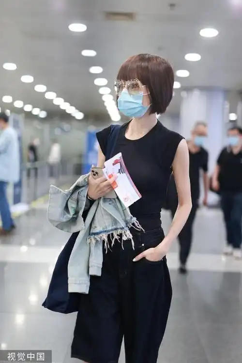 组图鲁豫全黑look穿搭现身机场短发造型搭配墨镜干练知性