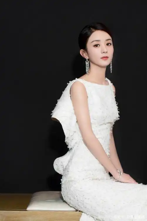 32岁赵丽颖产后复出,一袭纯白鱼尾长裙,根本看不出已是孩子妈