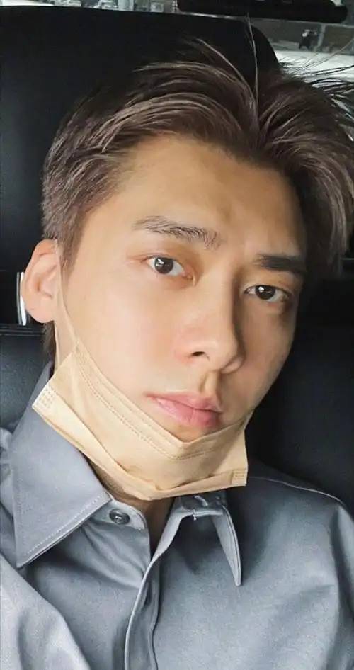 李易峰晒新发色自拍##李易峰新发色