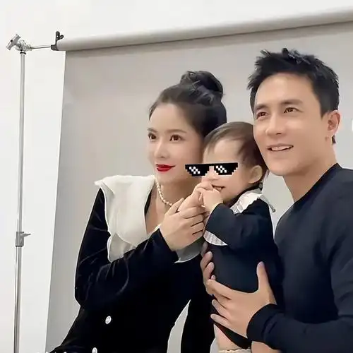 杜淳一家三口拍全家福女儿继承高颜值像童星娇妻打扮得像名媛