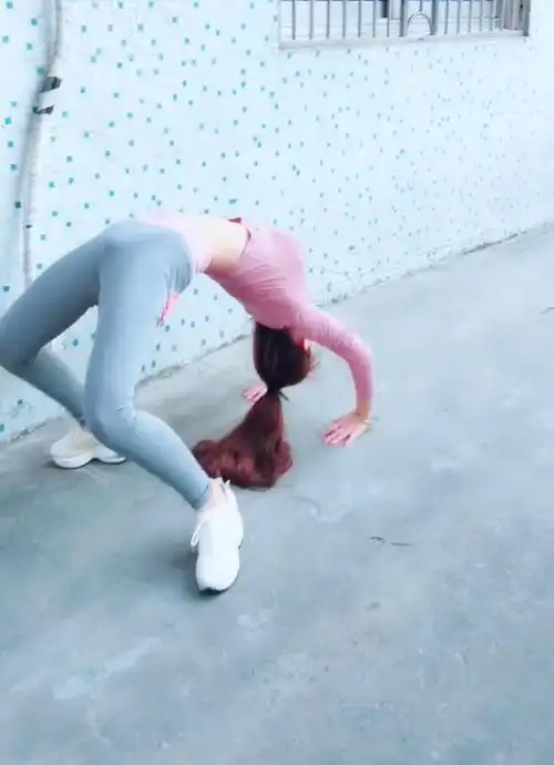 95后清新的小网红内增高鞋瑜伽裤凸显大长腿