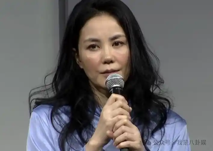 原创53岁王菲素颜出现在寺庙皮肤细腻白嫩身材却干瘪的像个老太太