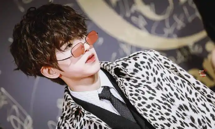 95后人气男艺人出炉蔡徐坤两周登顶这领带咬得