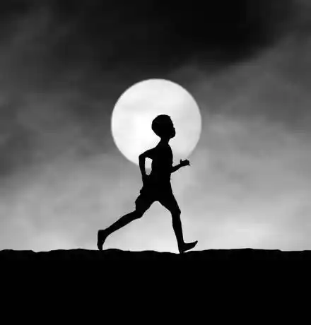 一个人坚强黑白意境图片