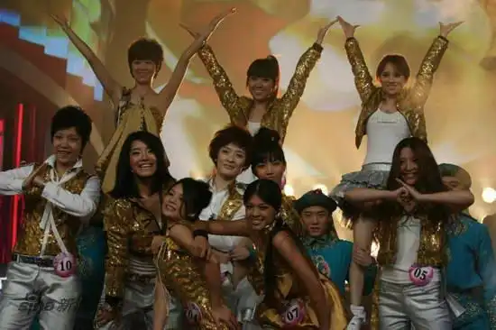 > 正文  新浪娱乐讯 7月31日晚,2009快乐女声全国总决赛10进7比赛正式