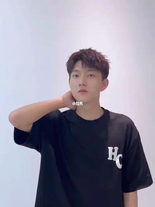 发质粗硬沙发的男生看过来