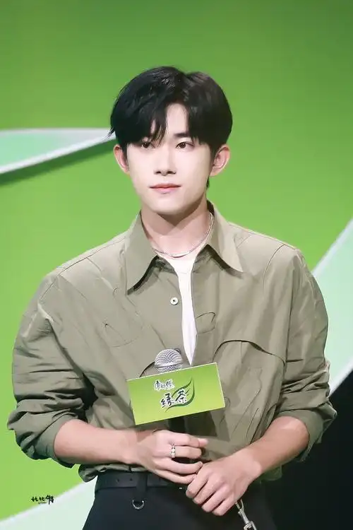 易烊千玺 康师傅绿茶品牌代言人