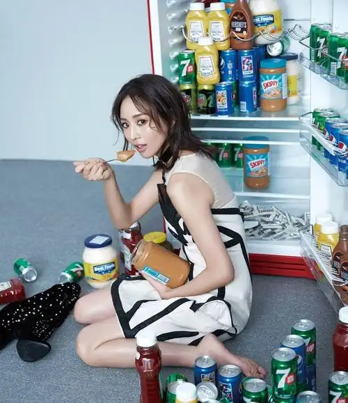 张钧甯这双腿简直绝了穿紧身裤纤细如竹竿网友能有85斤