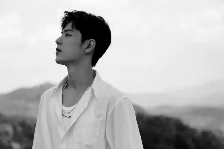 肖战最新写真!黑白穿搭简约大气,高级感满满,展现成熟魅力__财经头条