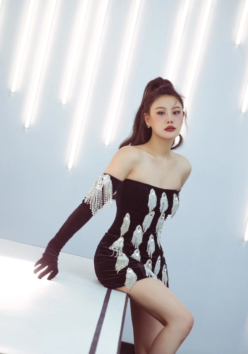 袁娅维真会博眼球,穿超短抹胸裙不算啥,故意抬起一条腿太厉害